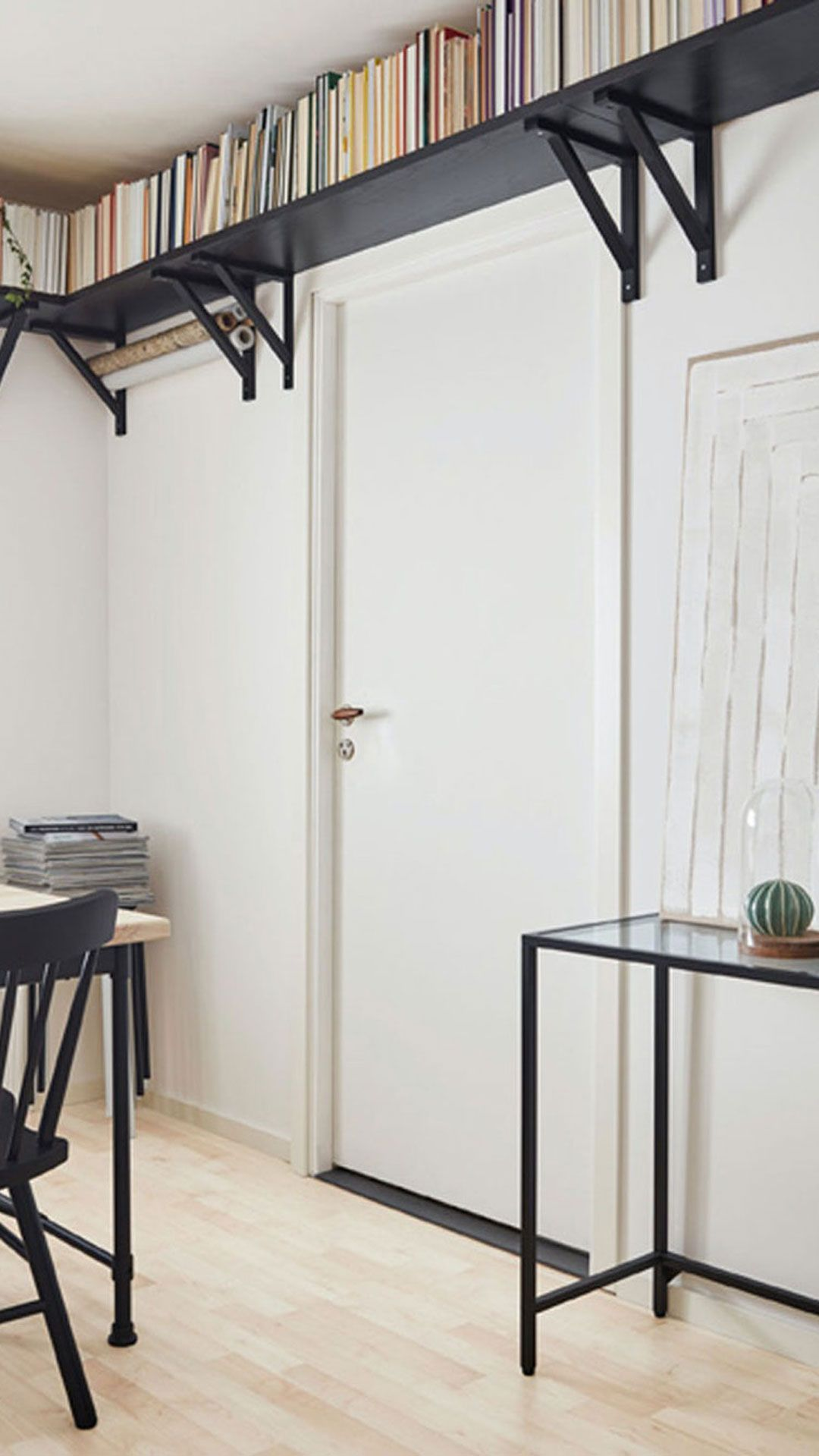 Bücherregal an der Decke