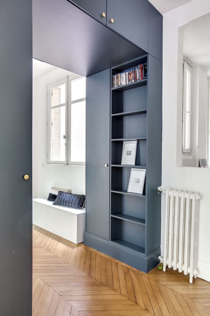 Blaues Regal, praktisch und schön