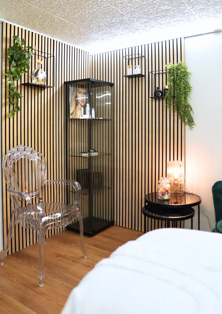 Projekt - Beauty Studio Happy Eyes - Wandgestaltung Holzpaneele