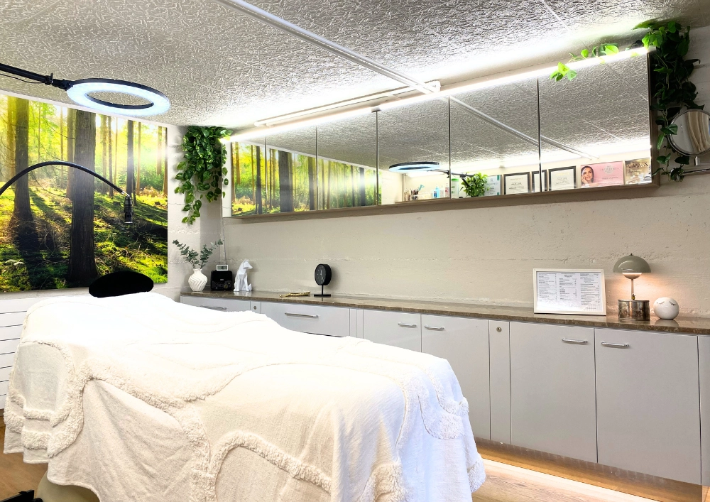 Projekt - Beauty Studio Happy Eyes - Spiegelschrank und Sideboard