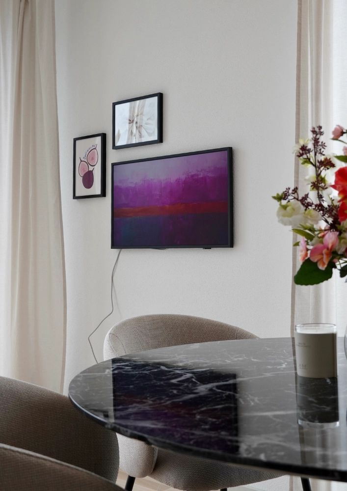 Projekt blumige Neubauwohnung Bilderwand mit Samsung Frame Fernseher