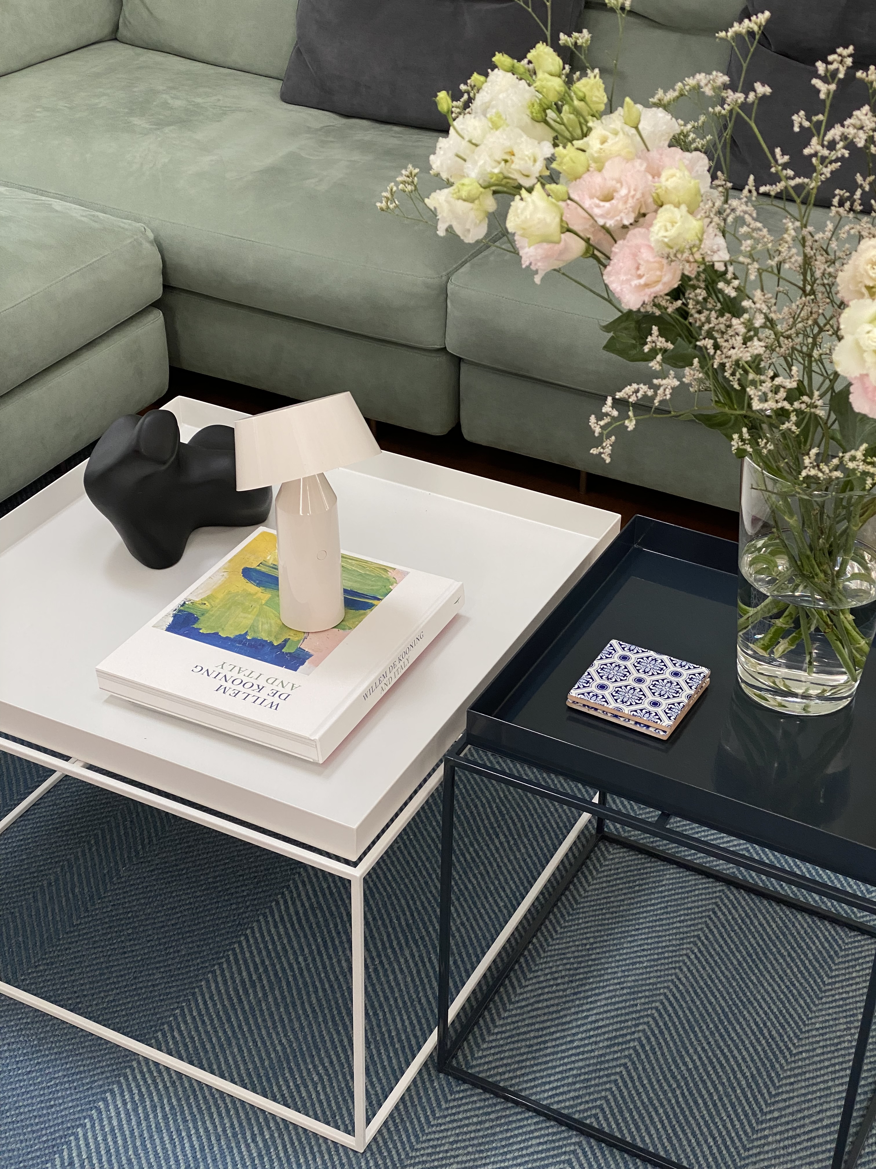 Projekt farbige Dachwohnung Couch Tisch