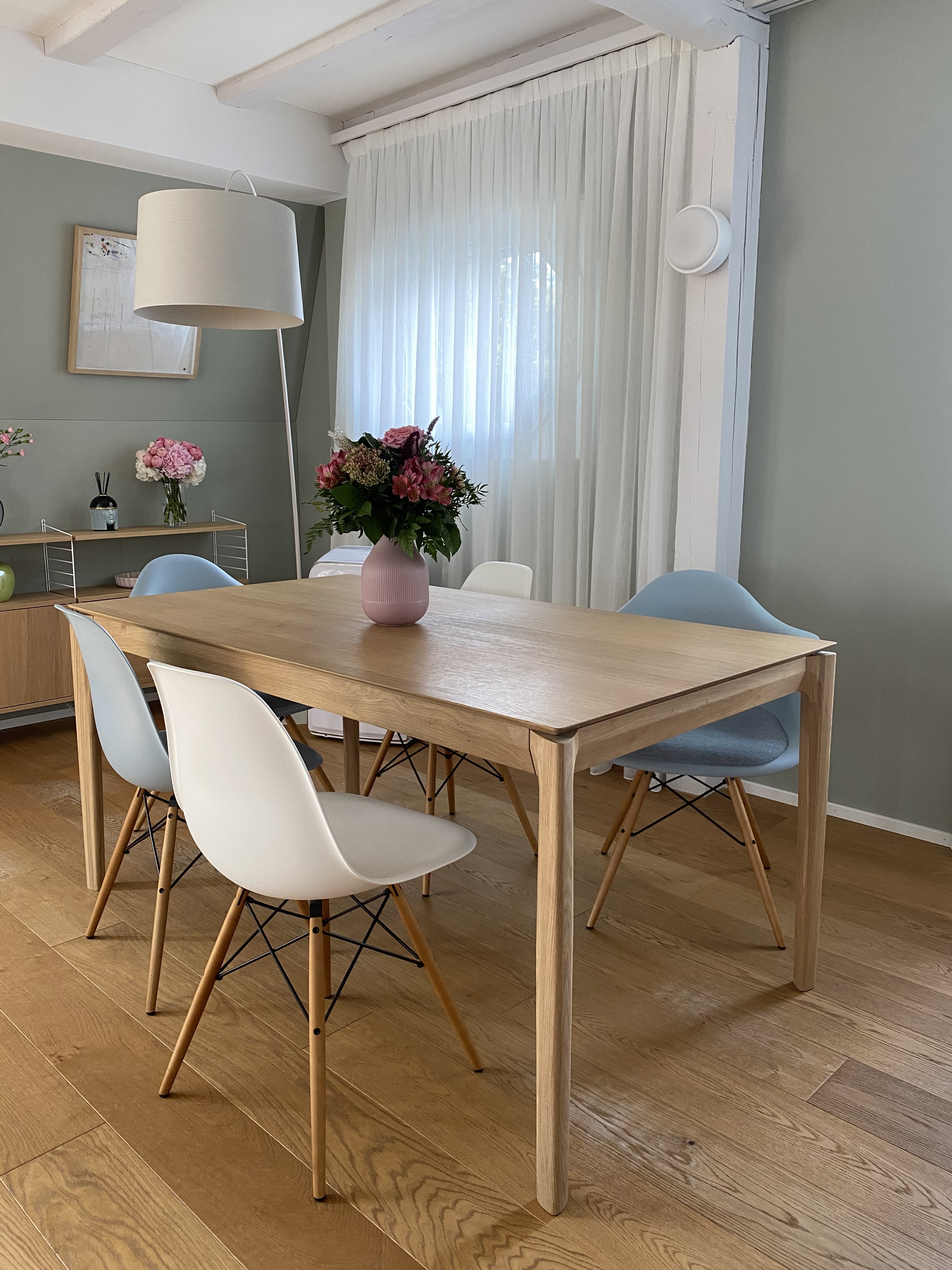 Projekt farbige Dachwohnung Esstisch