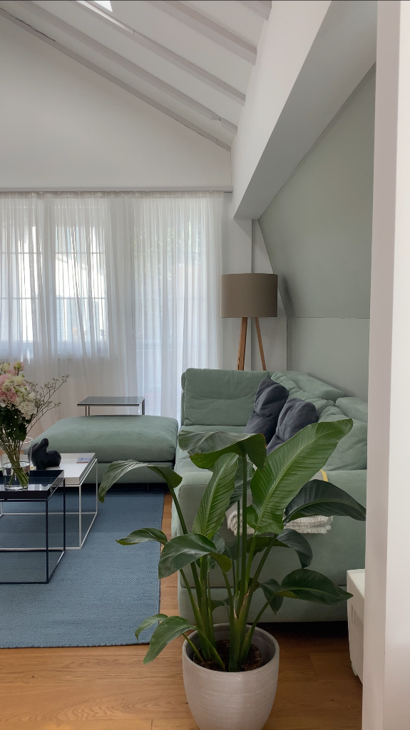 Projekt farbige Dachwohnung gruene Wand