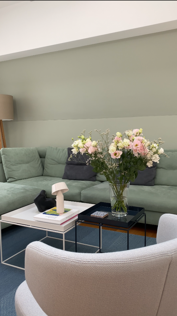 Projekt farbige Dachwohnung Sofa