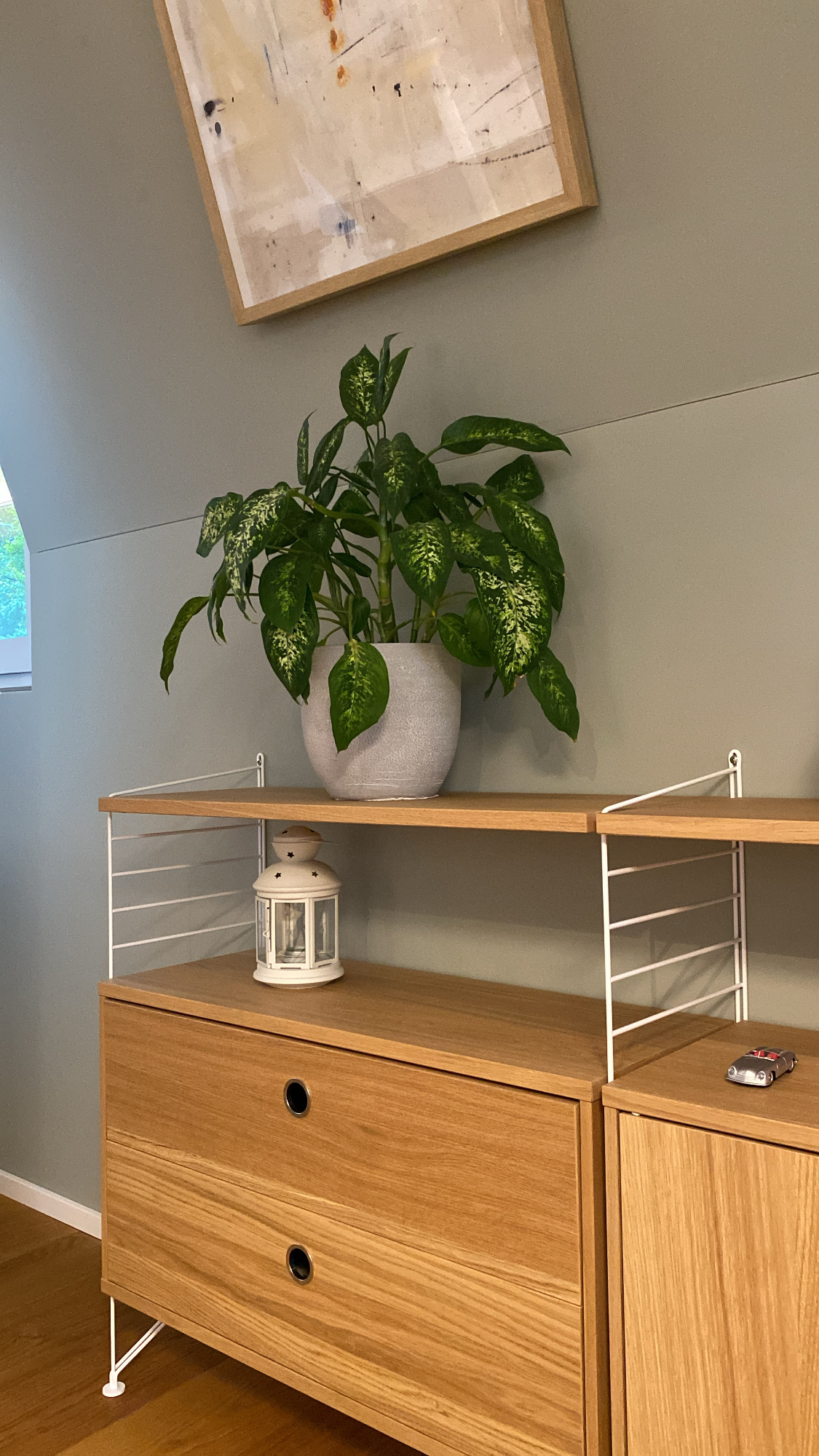 Projekt farbige Dachwohnung String Regal