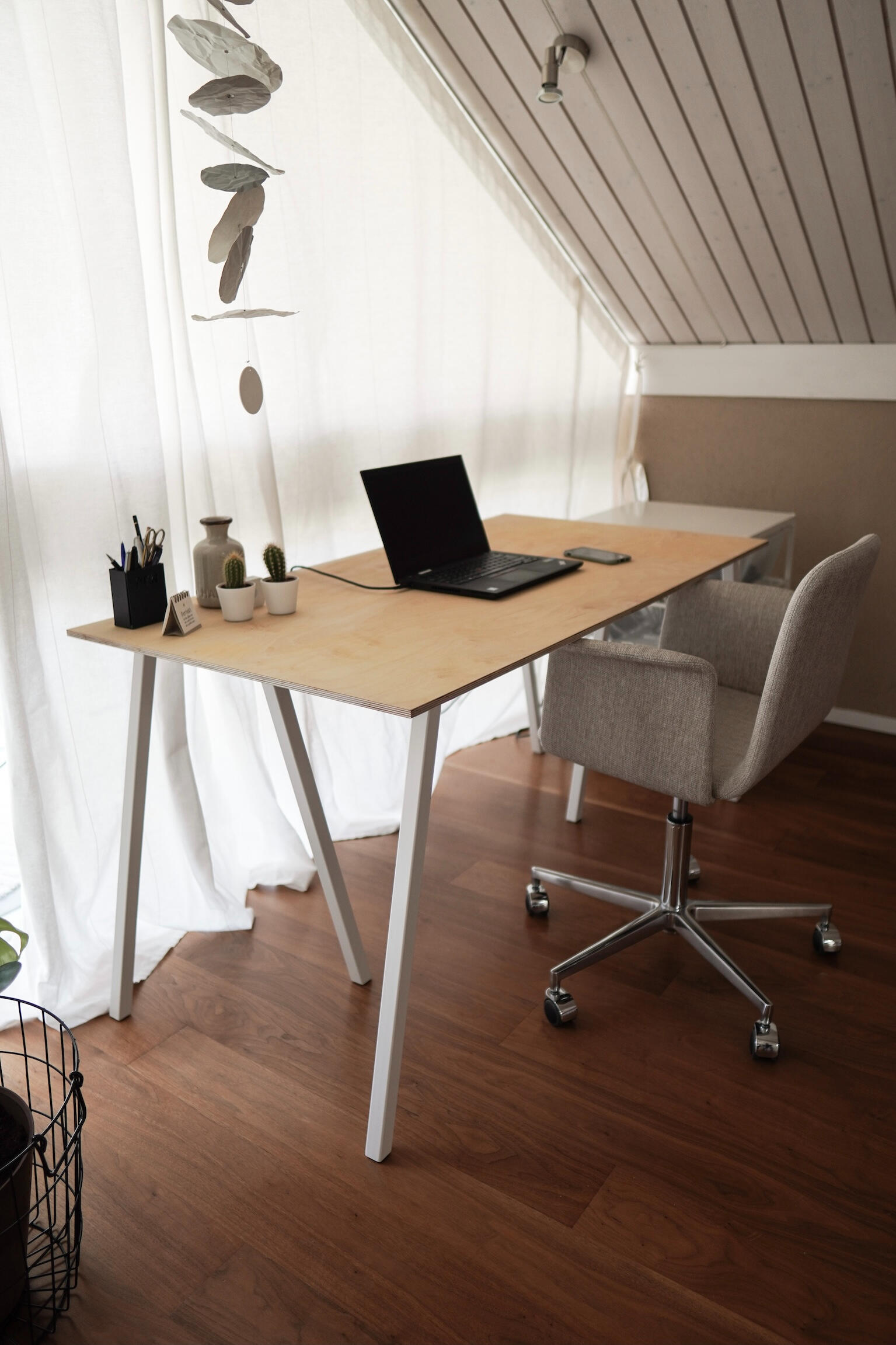 Minimalistisches Home Office mit Stuhl von Bolia und Tisch Marke Eigenbau