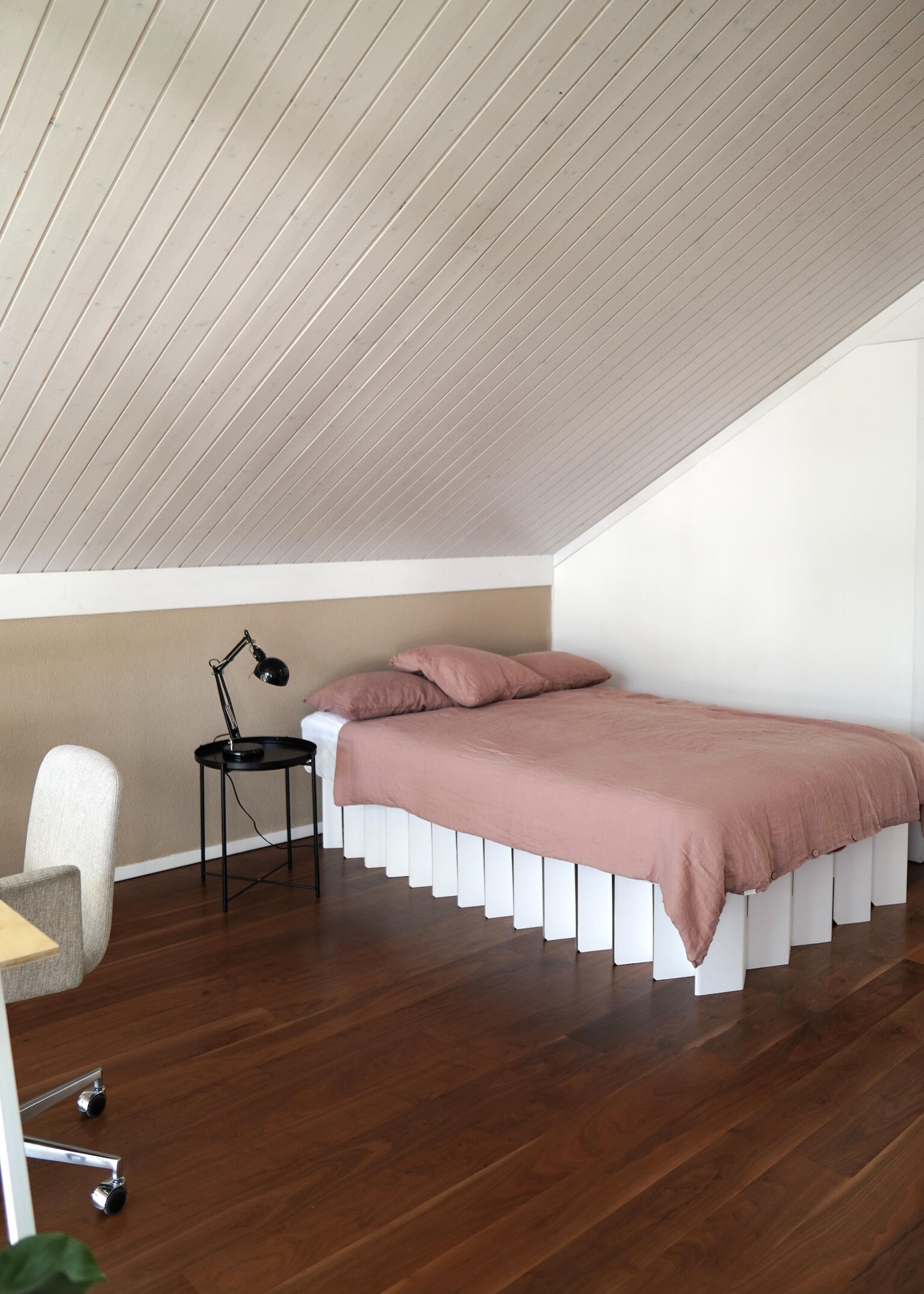 Sehr minimalistisches Gästebett, leicht, schlicht und trotzdem einladend.