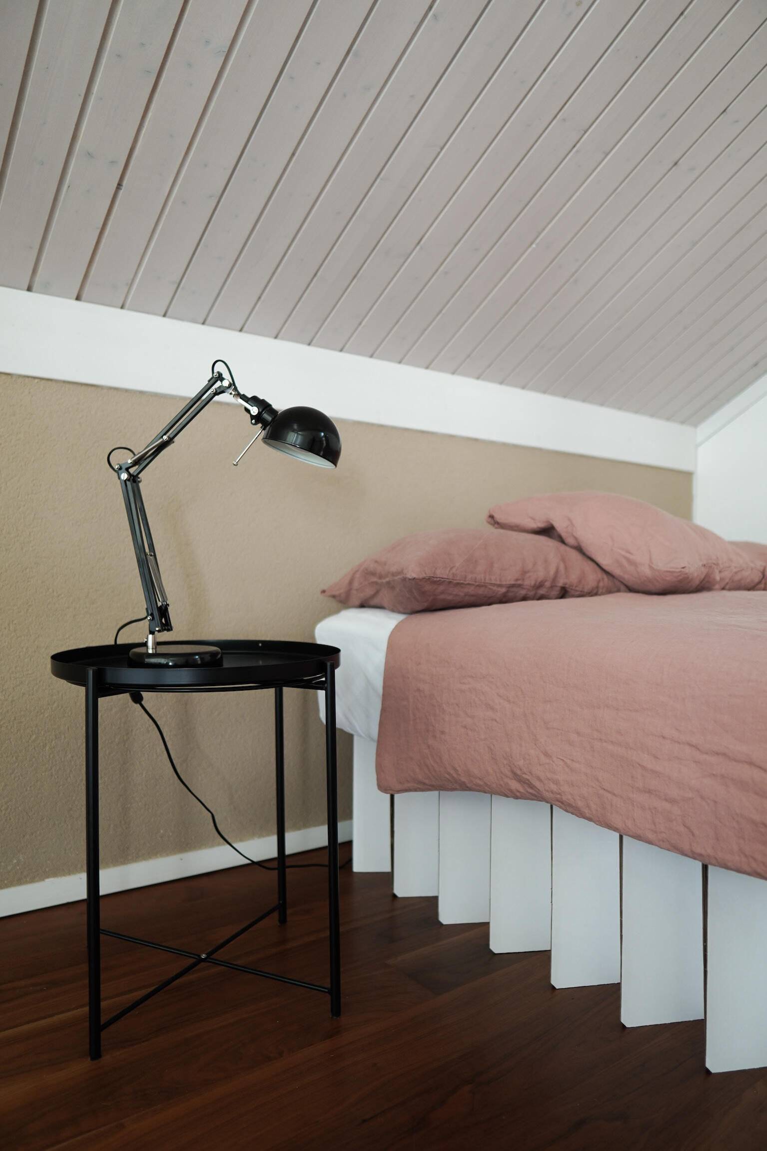 Bestehender Nachttisch und Lampe passen zum minimalistischen Look.