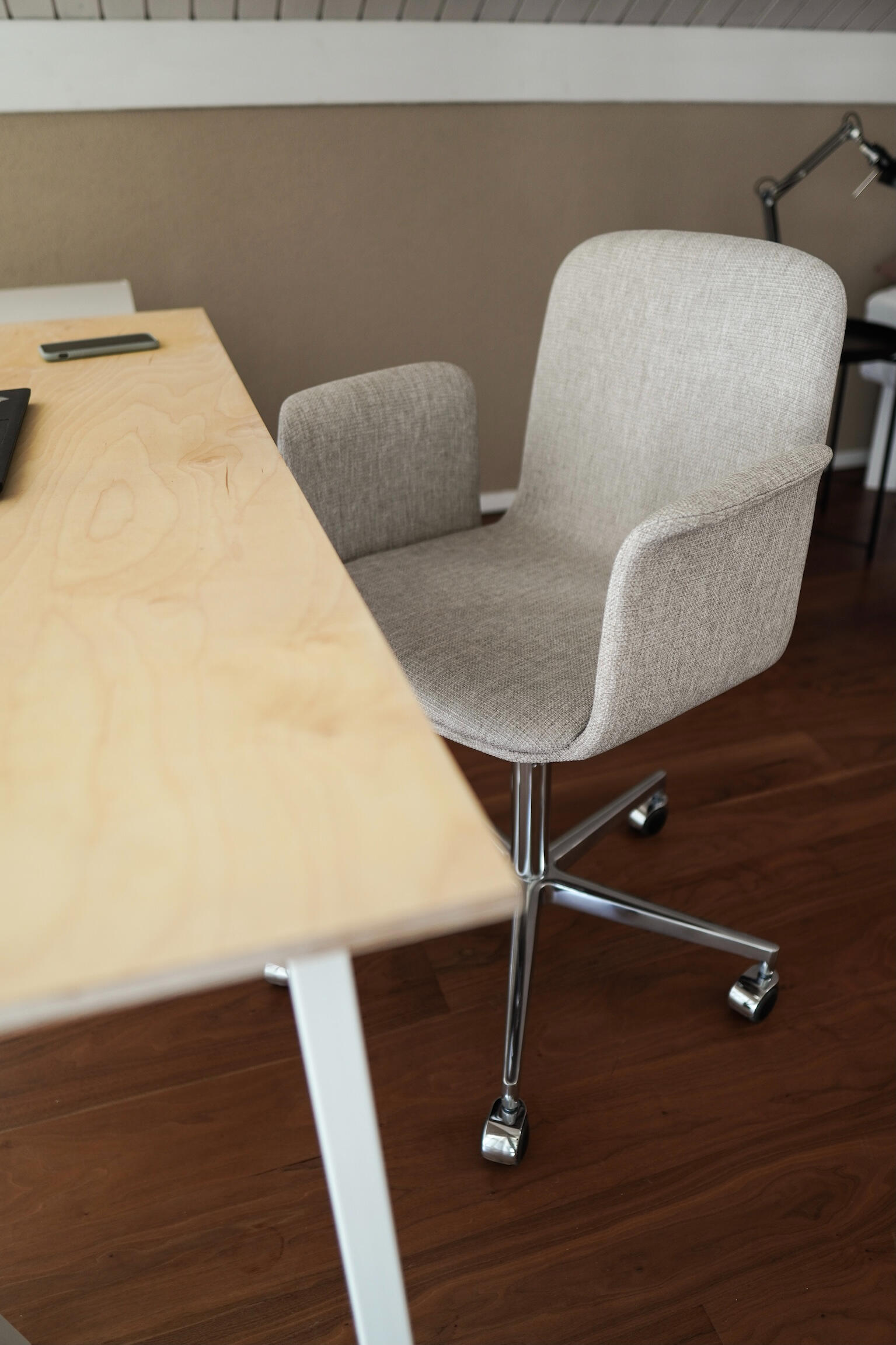 Buerostuhl mit Stoffbezug geben etwas Wärme.