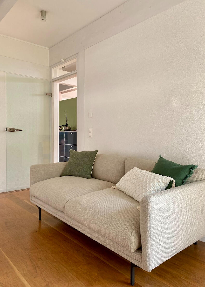 Bolia Sofa mit rauem Stoff, modern und schlicht