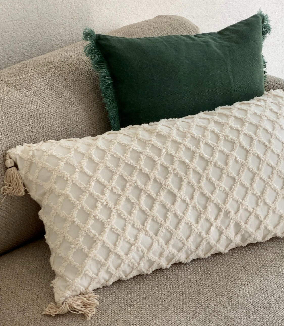 Stoffe in verschiedenen Farben und Mustern geben dem Raum etwas Kontrast.