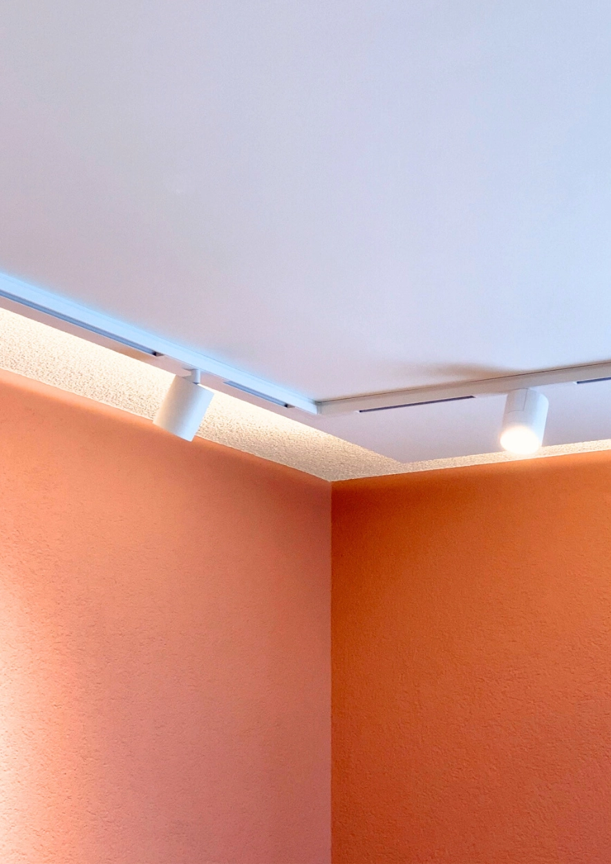 Interior Design Projekt - Wohnzimmer in warmen Farbtönen - Abgehaengte Decke mit Philips Hue Spots