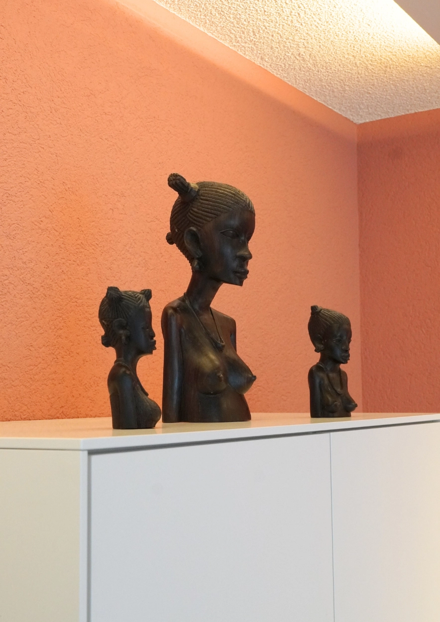 Interior Design Projekt - Wohnzimmer in warmen Farbtönen - Deko auf dem Wandregal von MAB Möbel