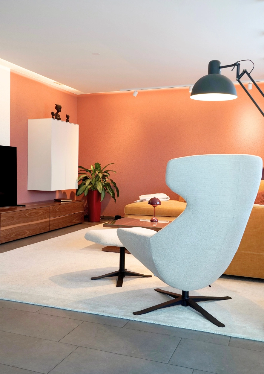 Interior Design Projekt - Wohnzimmer in warmen Farbtönen - Der perfekt passende Lese-Sessel ebenfalls von Boconcept