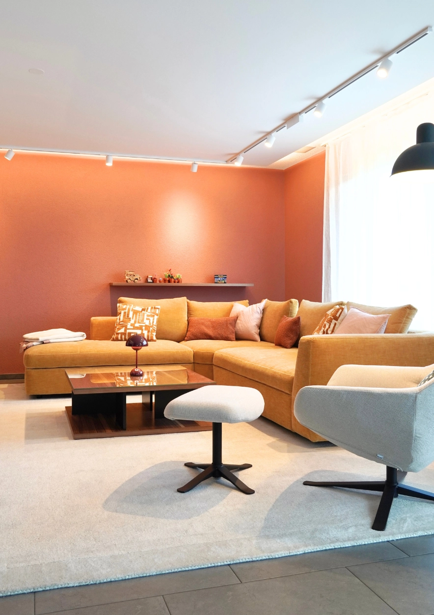 Interior Design Projekt - Wohnzimmer in warmen Farbtönen - Das Sofa in Kombination mit dem Sessel und dem Salontisch