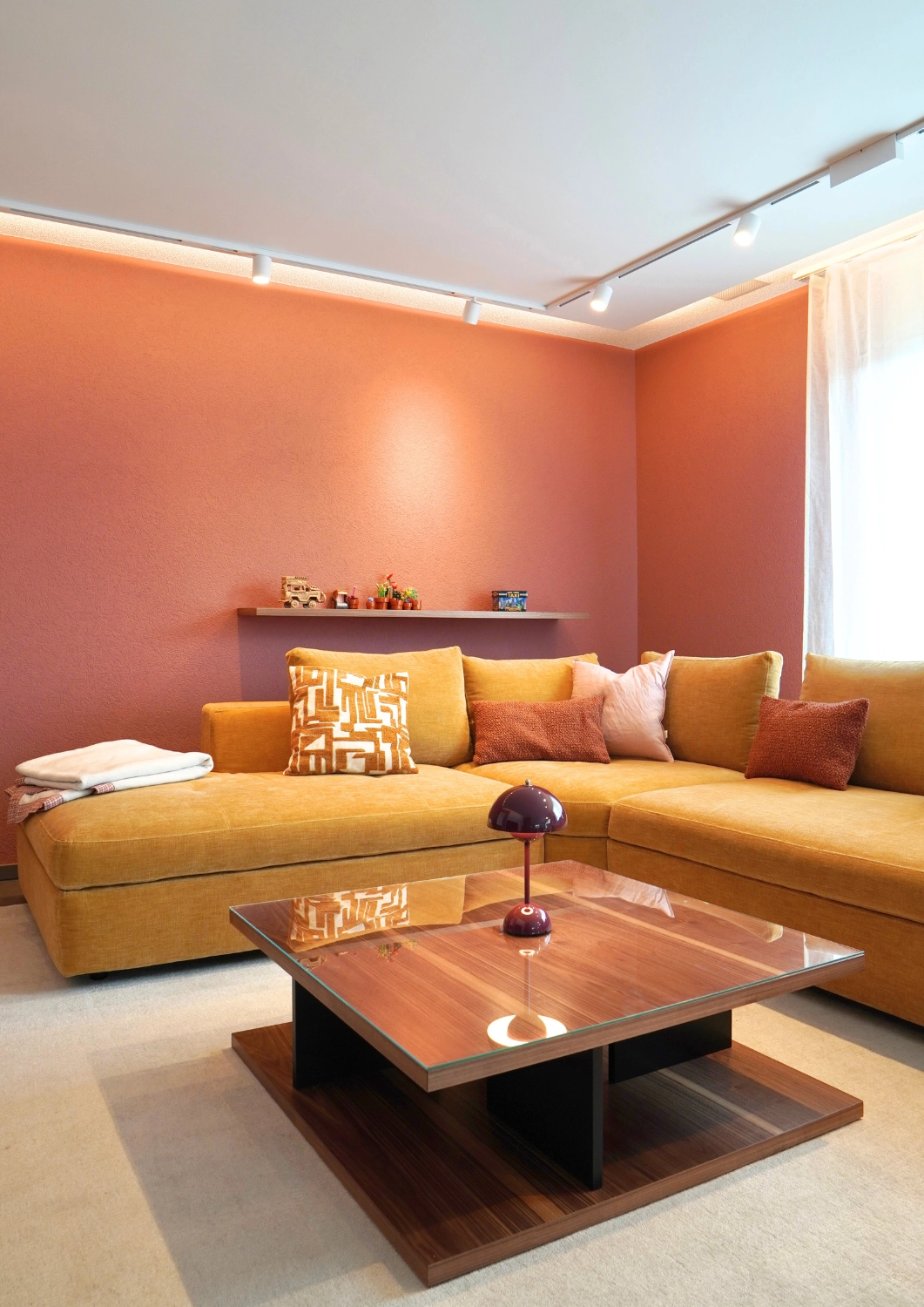 Interior Design Projekt - Wohnzimmer in warmen Farbtönen - Das farbige Sofa von Boconcept