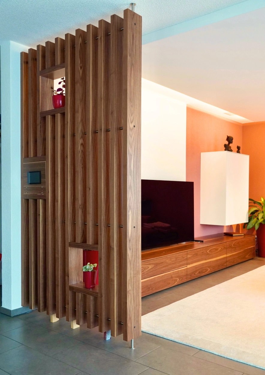 Interior Design Projekt - Wohnzimmer in warmen Farbtönen - Eine Massanfertigung als Trennwand aus Holzstaketen