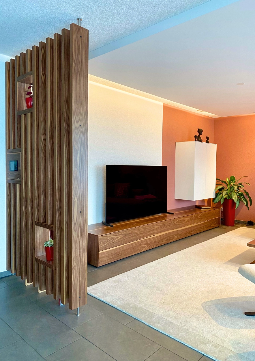 Interior Design Projekt - Wohnzimmer in warmen Farbtönen - Eine massgeschneiderte Holztrennwand und einem Sideboard von MAB Möbel