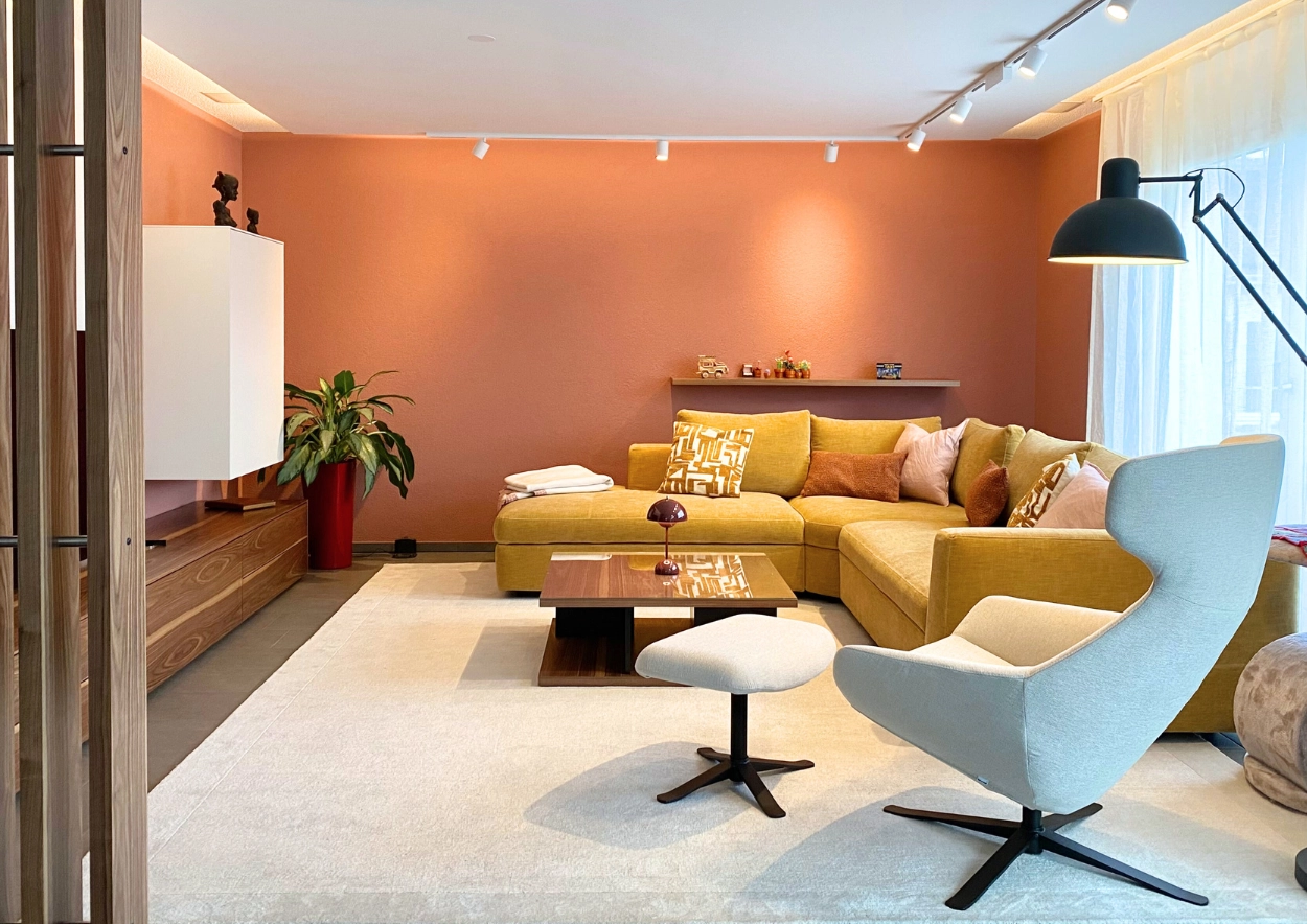 Interior Design Projekt - Das neue Wohnzimmer mit Schreiner-Möbeln und neuem Sofa