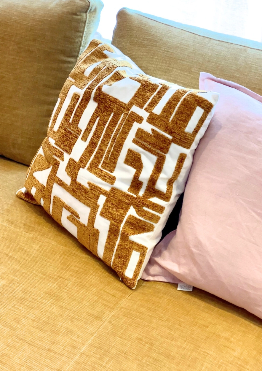 Interior Design Projekt - Wohnzimmer in warmen Farbtönen - Zierkissen von Westwing